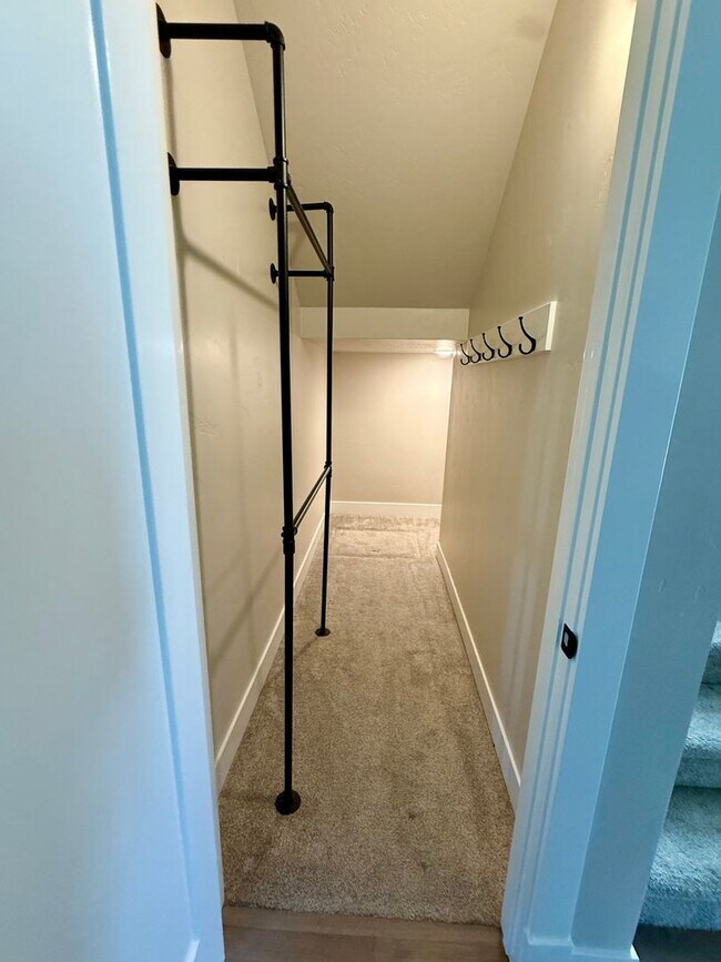 Building Photo - Welcome to this stunning 5-bedroom, 3.5-ba...