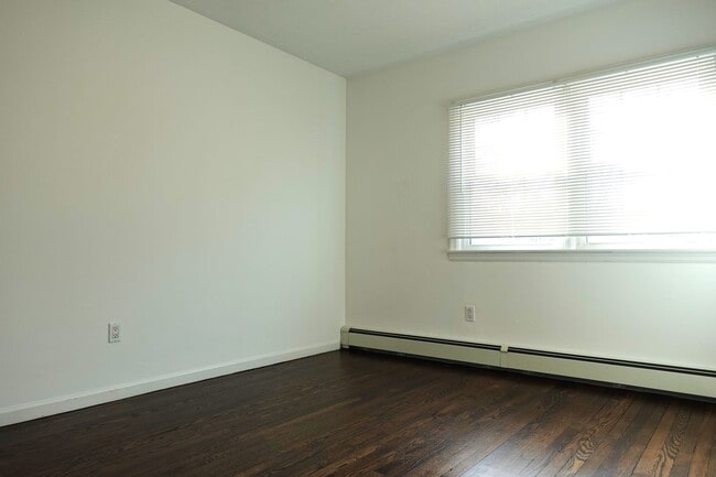 Building Photo - Updated 3 Bedroom / 2 Bath Home