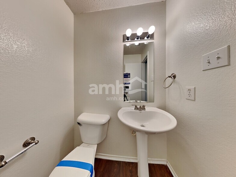 Building Photo - 5205 Bedfordshire Dr