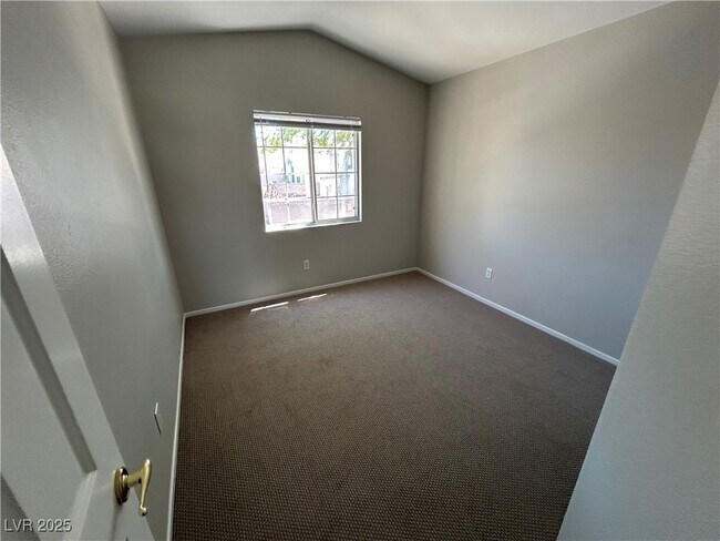 Building Photo - 1221 Diamond Valley St