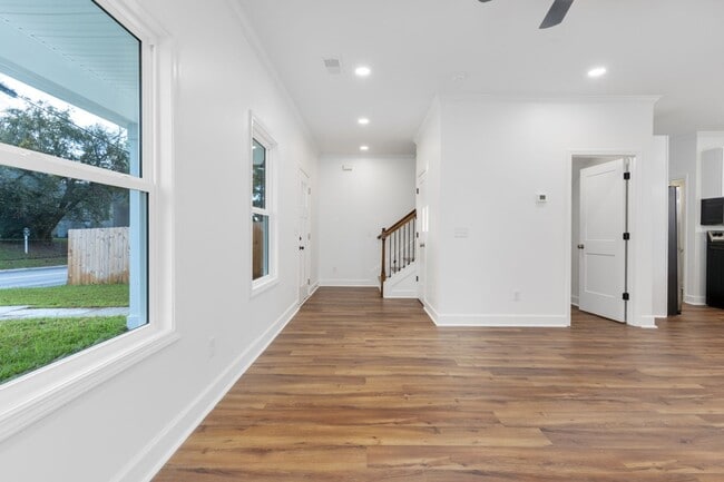 Building Photo - Pre-Leasing for the 26-27 School Year! Unbeatable Location