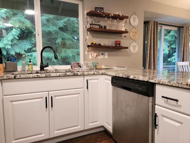 Building Photo - 3 Bedroom Home in convenient Poulsbo location!