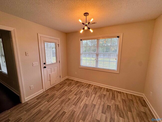 Building Photo - 113 Edgebrook Dr