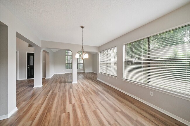 Building Photo - 2402 Brookdale Dr