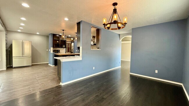 Building Photo - Move in ready home on Hollandale