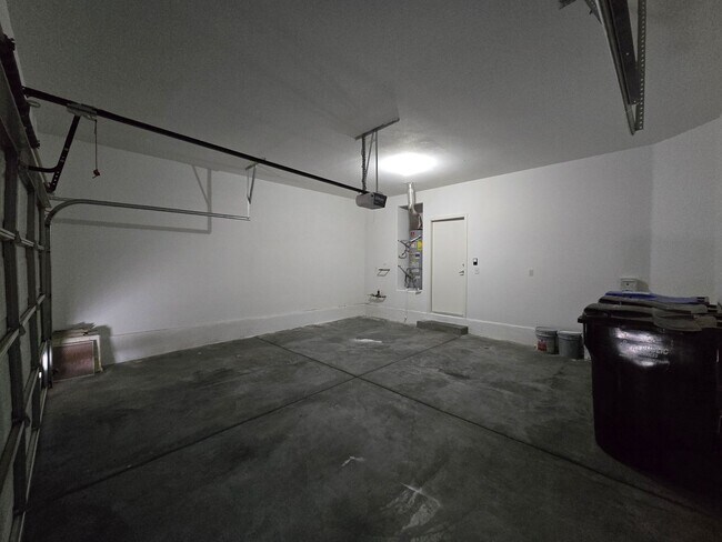 Building Photo - Guard Gated wonderful community 3 Bedroom Townhome!