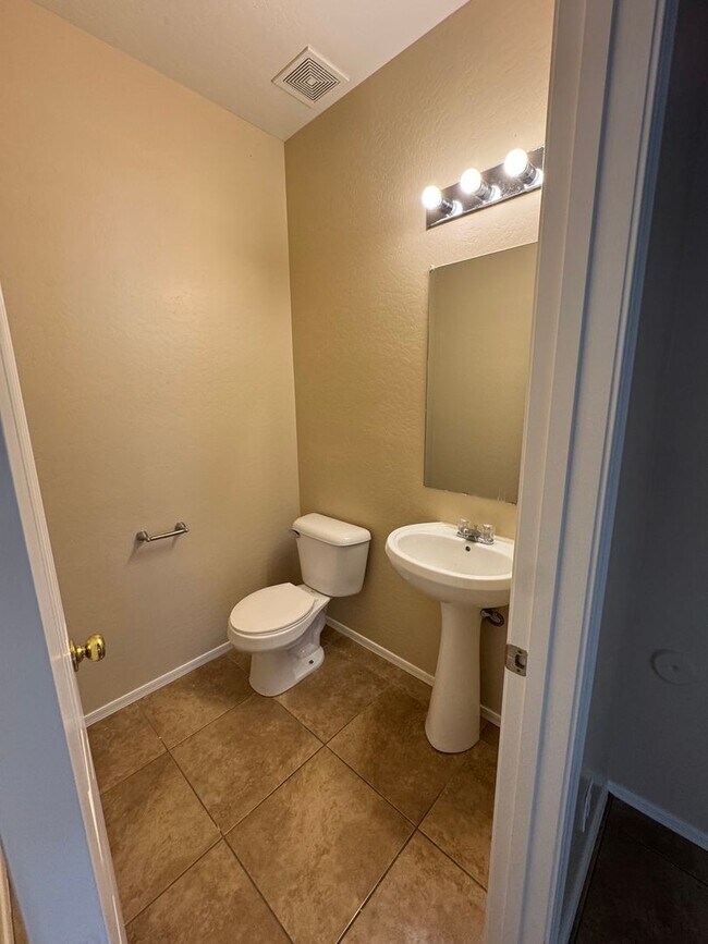 Building Photo - Large home with great sized kitchen and loft!