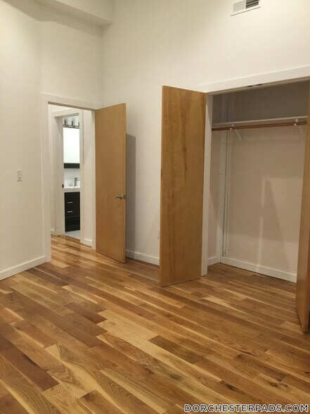 Building Photo - 600 Columbia Rd