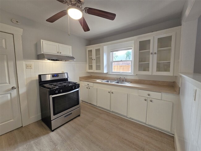 Building Photo - 2812 St Emanuel St