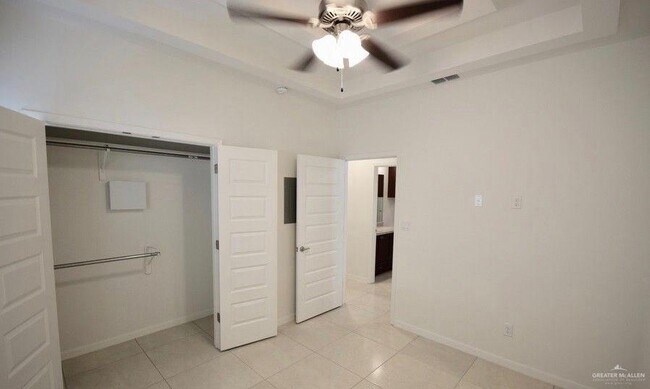 Building Photo - 7 West Dr