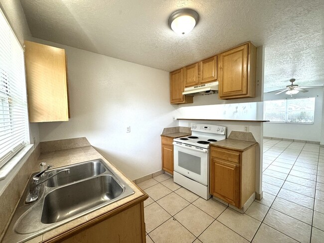 Building Photo - 212 E Cypress St