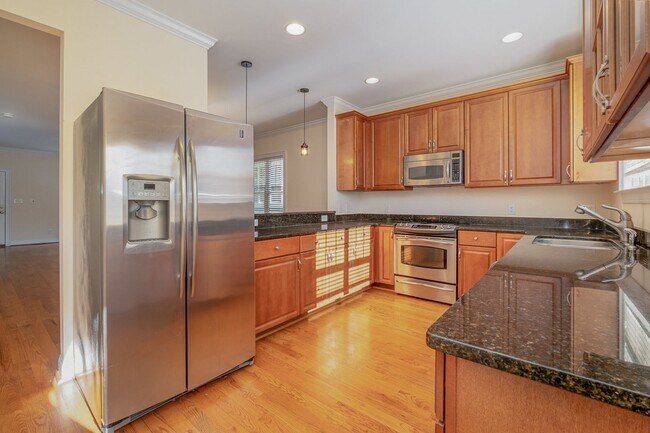 Building Photo - AVAILABLE TO SHOW!