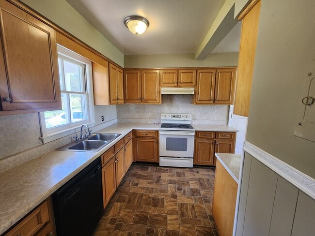 Building Photo - Three Bedroom Home!