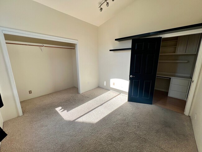 Building Photo - 923 Hampton Way