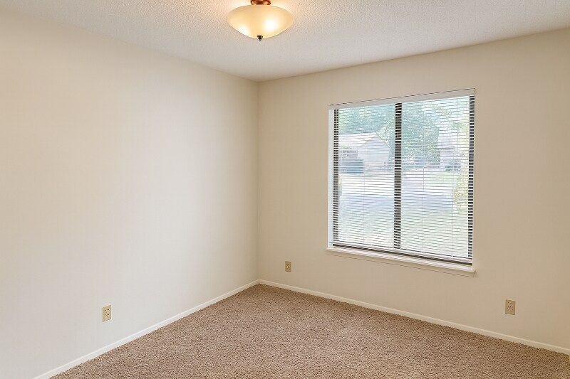 Building Photo - 648 Cumberland Dr