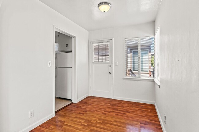 Building Photo - Oakland's Best: Updated 1-Bedroom, Gated P...