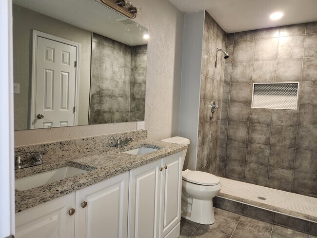 En Suite master bath - 202 N Getzendaner St