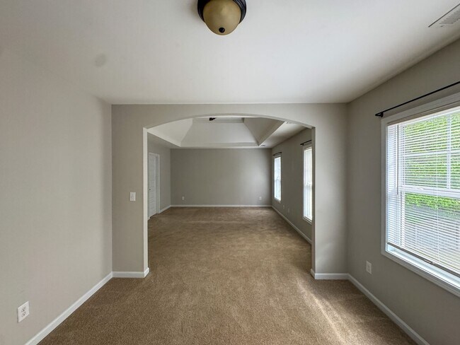 Building Photo - Spacious 4 Bed 2.5 Bath Fayetteville Home