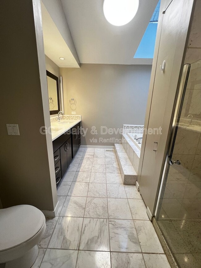 Building Photo - 1423 W Oakdale Ave