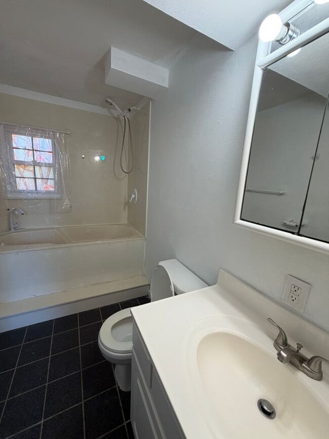 Building Photo - 4 bed | 2 bath Home for Rent