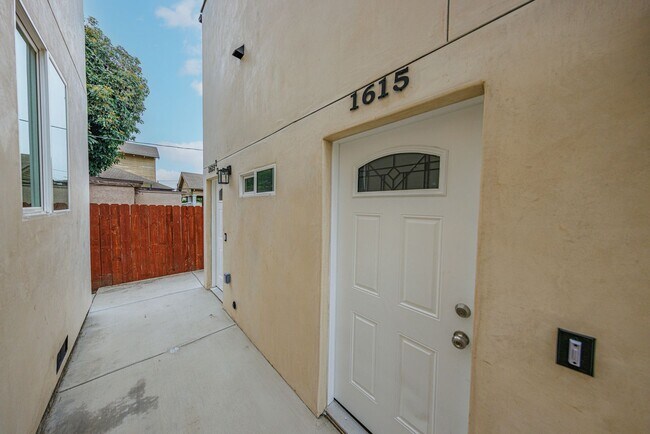 Building Photo - 1617 W 55th St