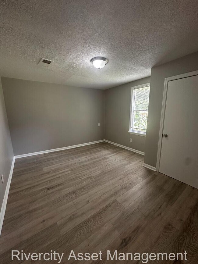 Building Photo - Your Perfect Home: Renovated 3 Bed, 2 Bath! Section 8 Friendly!! Westwood Area!!
