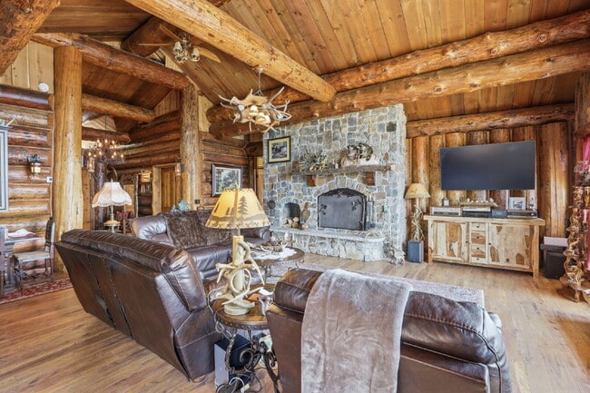 Building Photo - 2BR, 2BTH Executive Log Cabin Living Overlooking Carlin Bay on Lake Coeur d'Alene