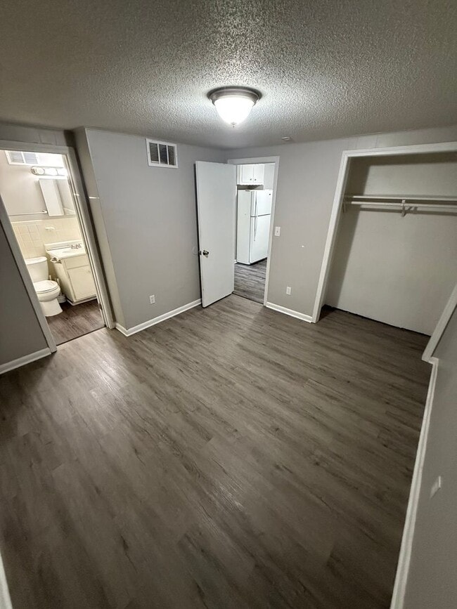 Building Photo - 903 1/2 Fredrick St