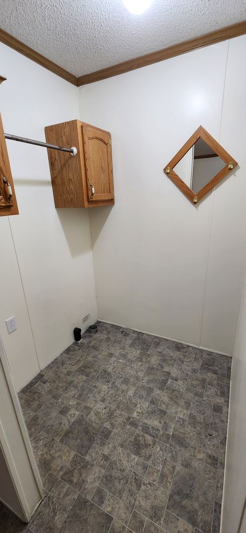 Building Photo - Nice, large, mobile home on outskirts of T...