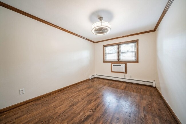 Building Photo - 1400 45th St
