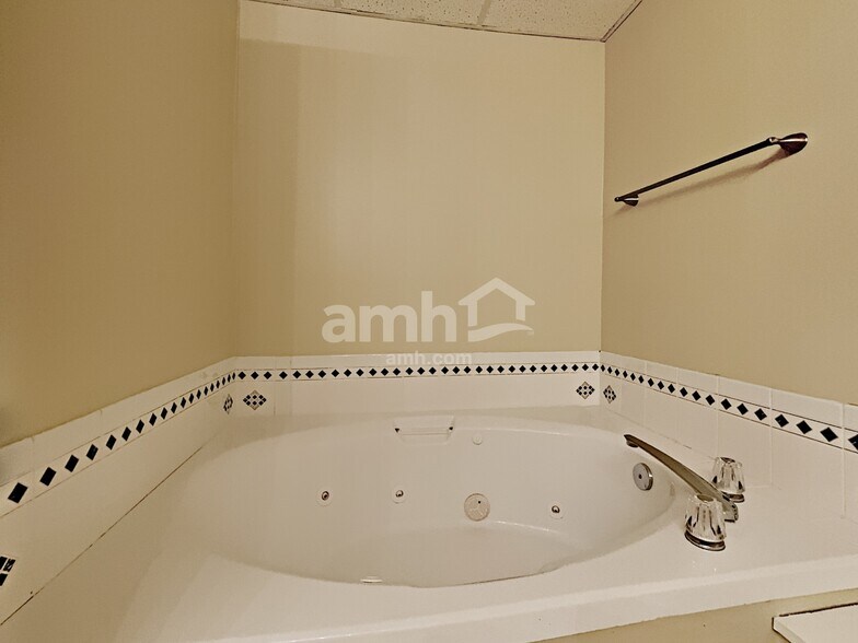 Building Photo - 303 Lismore Ter