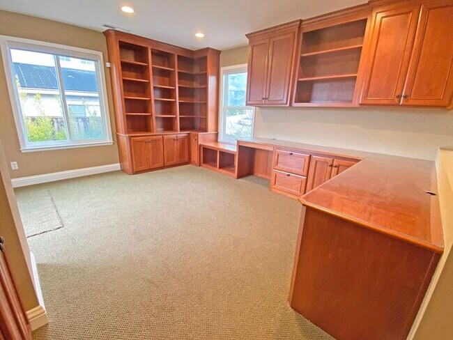 Building Photo - 6279 Skywalker Dr