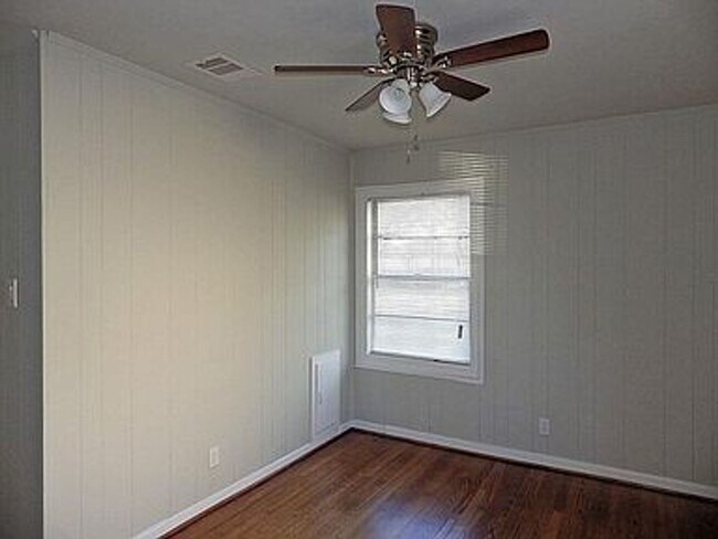 Building Photo - 3 bed / 1 bath home in South Houston - Mov...