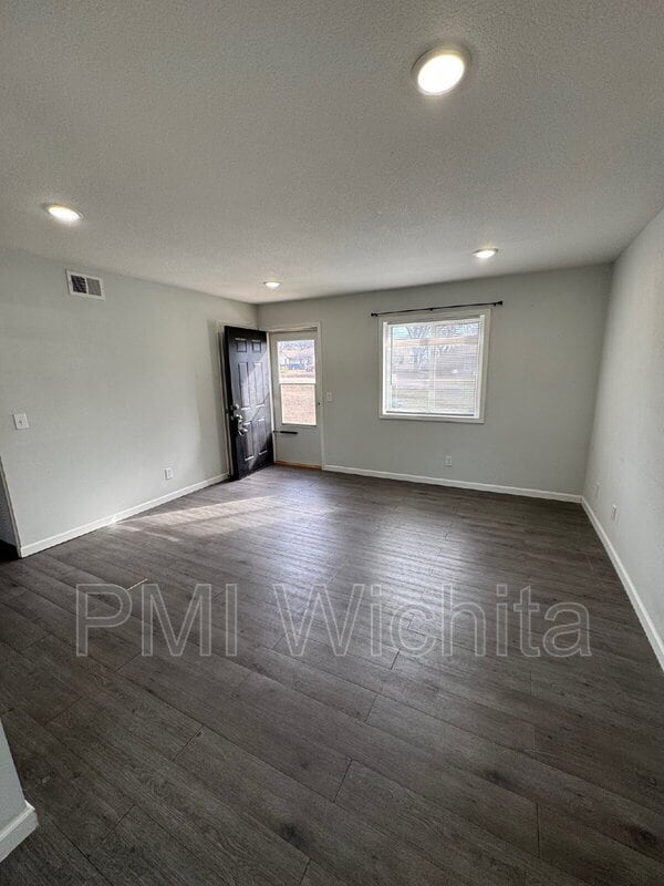 Building Photo - 422 W Mahoney Dr