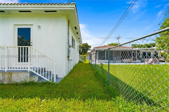 Building Photo - 580 Lee Dr