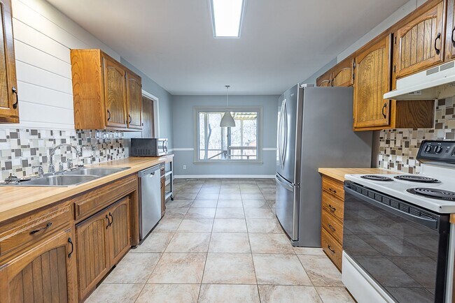 Building Photo - 3 Bed 2.5 Bath Springfield, MO