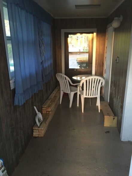 Entrance area - 163 Paoli St