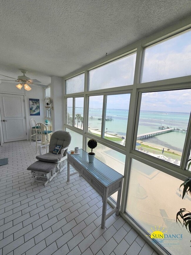 Building Photo - Spacious waterfront furnished condo in Des...