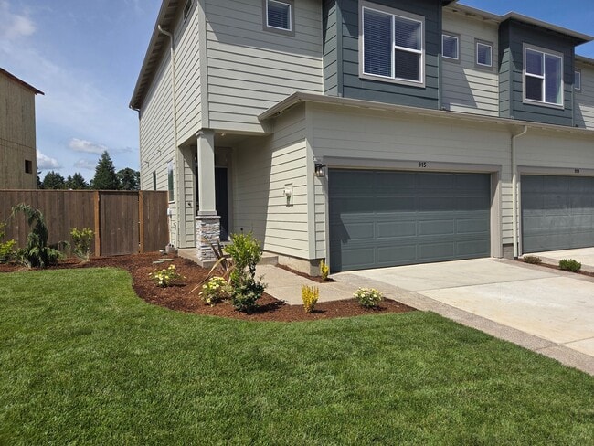 Building Photo - Brand New 3 Bedroom 2 1/2 bath Townhouse