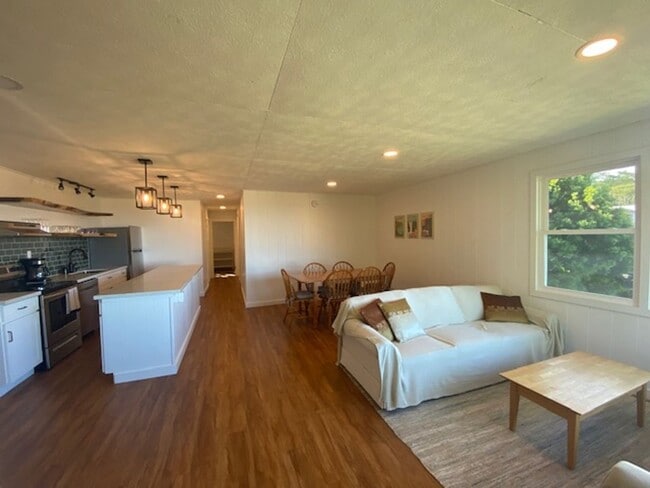Building Photo - Kaumana Terrace! Furnished With Ocean Views!