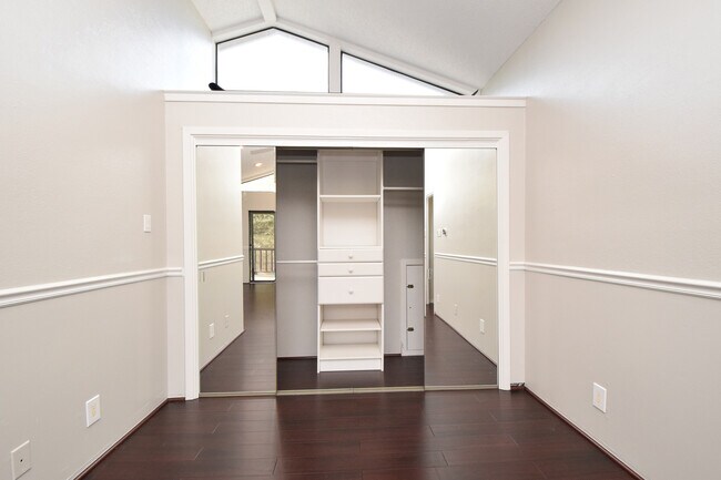 Building Photo - 4/3 w/ Fenced yard & enclosed patio!