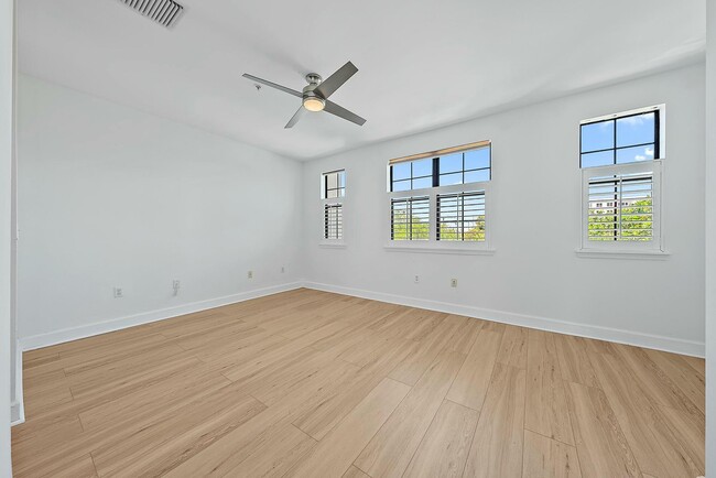 Building Photo - 634 Fern St