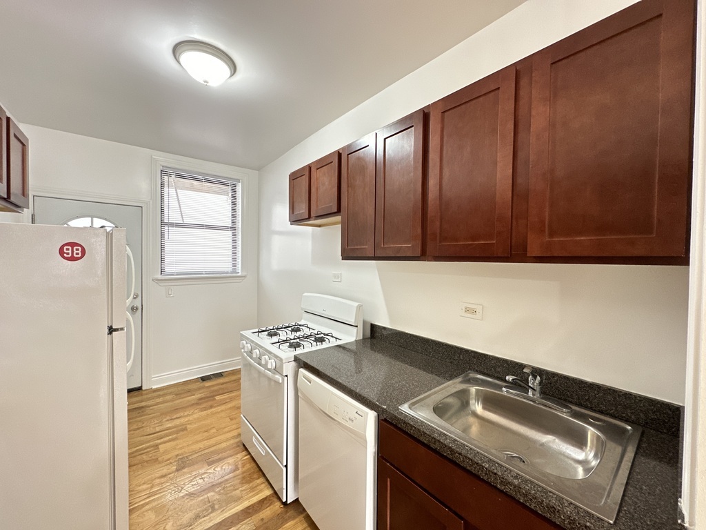 Building Photo - 816 W Waveland Ave