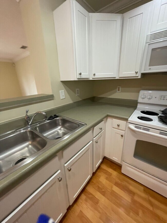 Building Photo - 07-204 Fattouh