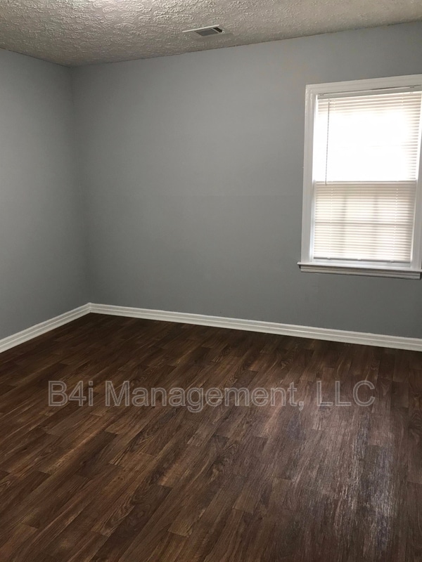Building Photo - 4692 Beecher St