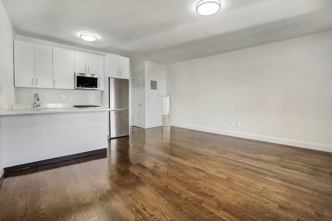 Building Photo - 39 E 65th St