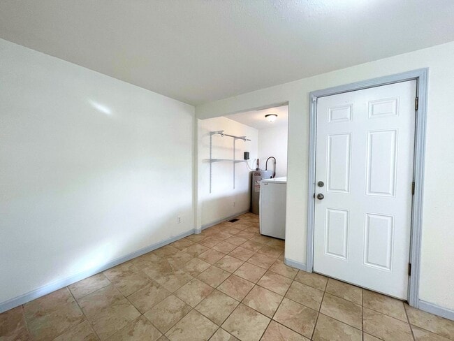 Building Photo - Clean 2 bed 1 bath home