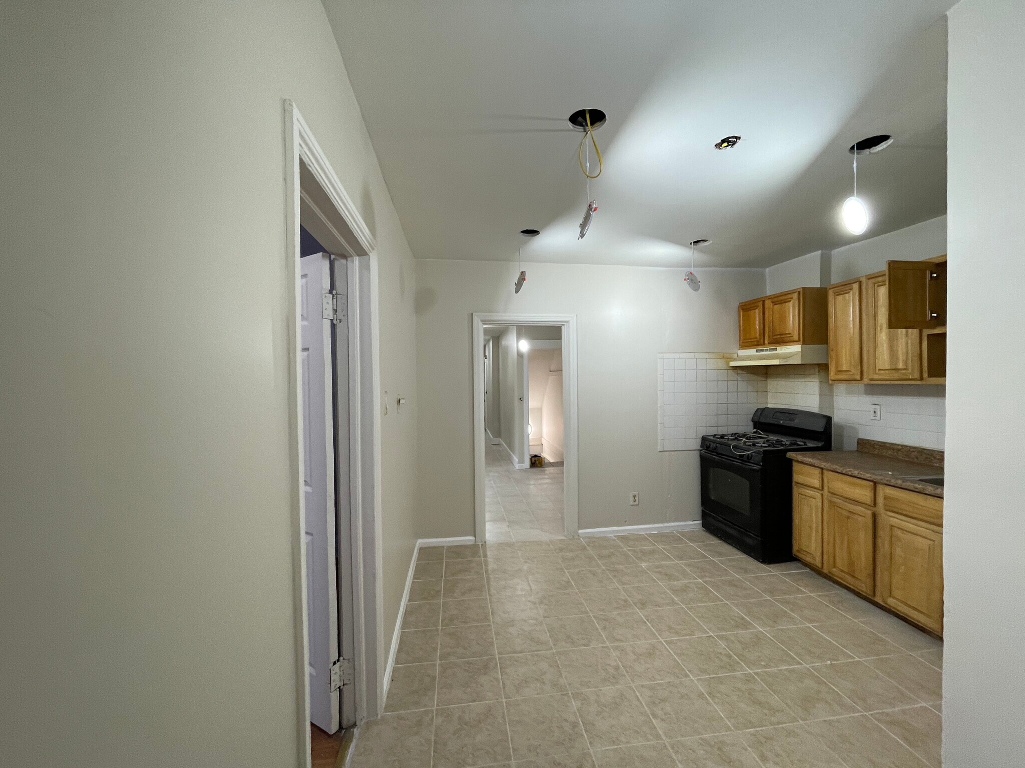 Building Photo - 327 Stebbins Pl