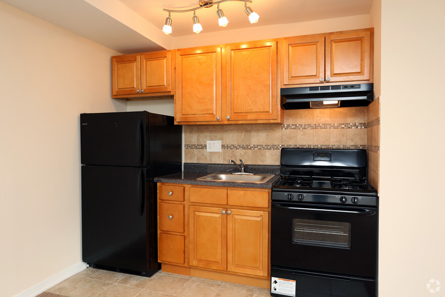 Renovated Large Studio Kitchen - Colonial Point Apartments