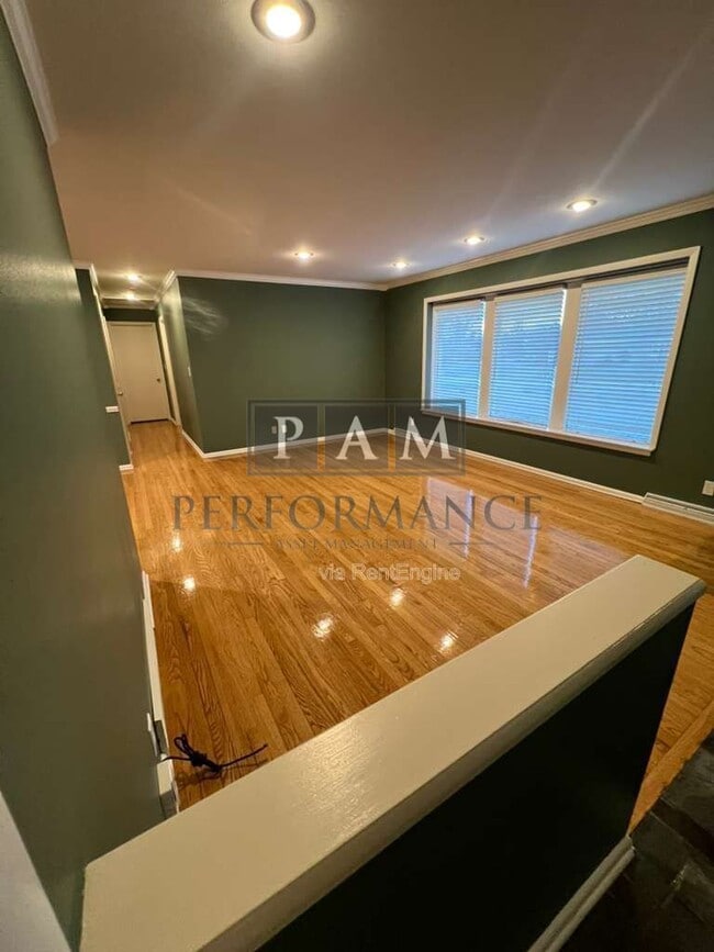 Building Photo - 8862 N Malibu Dr